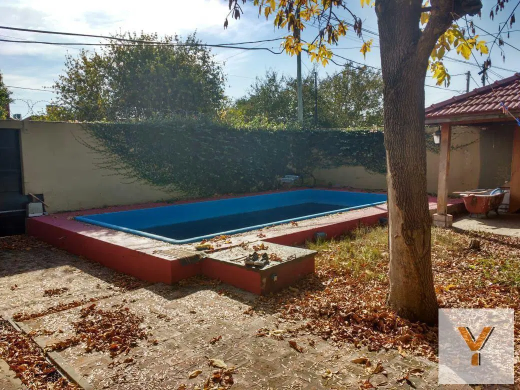 Casa en venta - 3 Dormitorios 2 Baños - 283Mts2 - La Plata 2