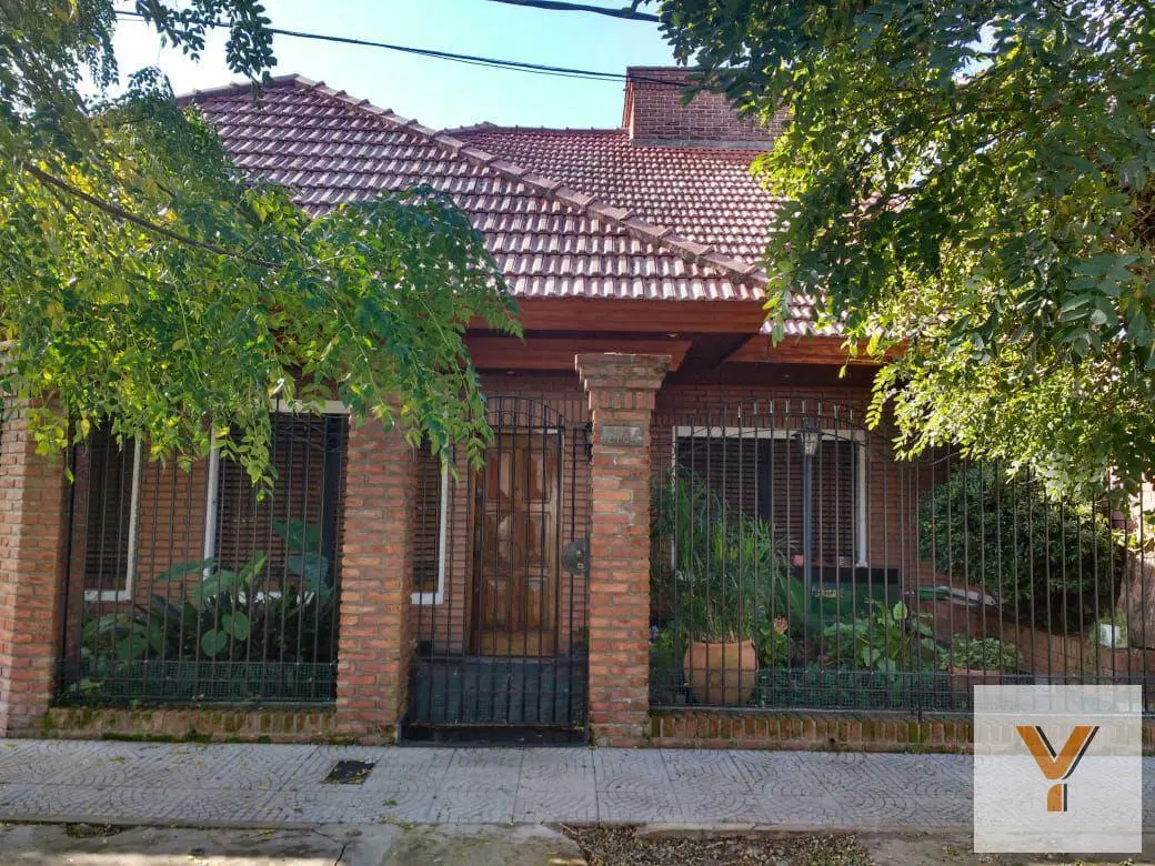 Casa en venta - 3 Dormitorios 2 Baños - 283Mts2 - La Plata 3