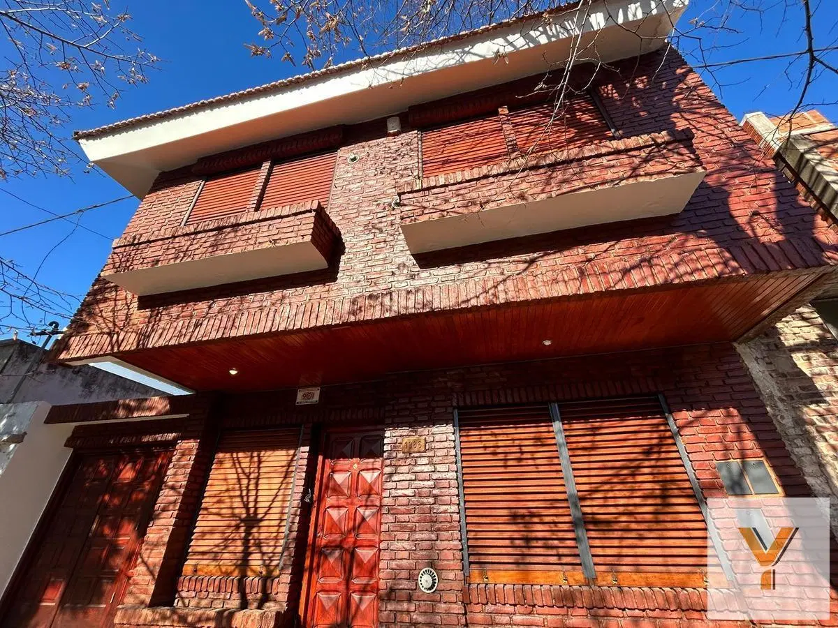 Casa en venta - 5 Dormitorios 5 Baños - Cocheras - 400Mts2 - La Plata 3