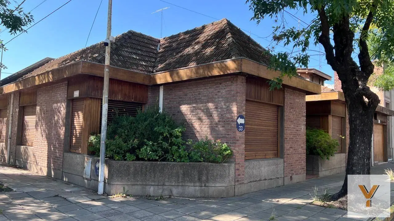 Casa en venta - 4 Dormitorios 4 Baños - 250mts2 - Mercedes 2