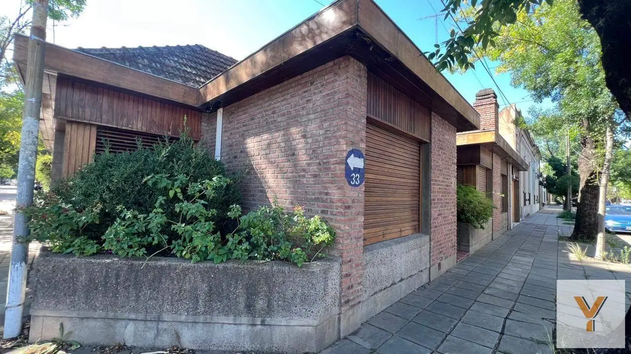 Casa en venta - 4 Dormitorios 4 Baños - 250mts2 - Mercedes 3