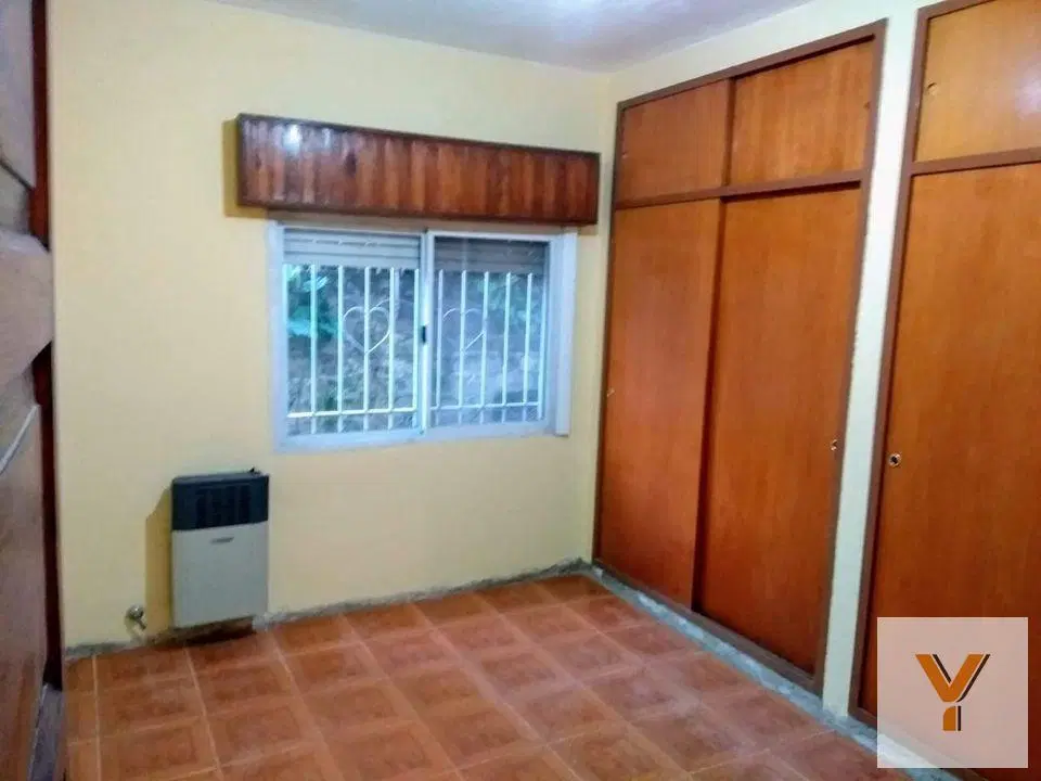 Casa en venta - 4 dormitorios 2 baños - patio - 130 mts2 - Luis Guillon 3
