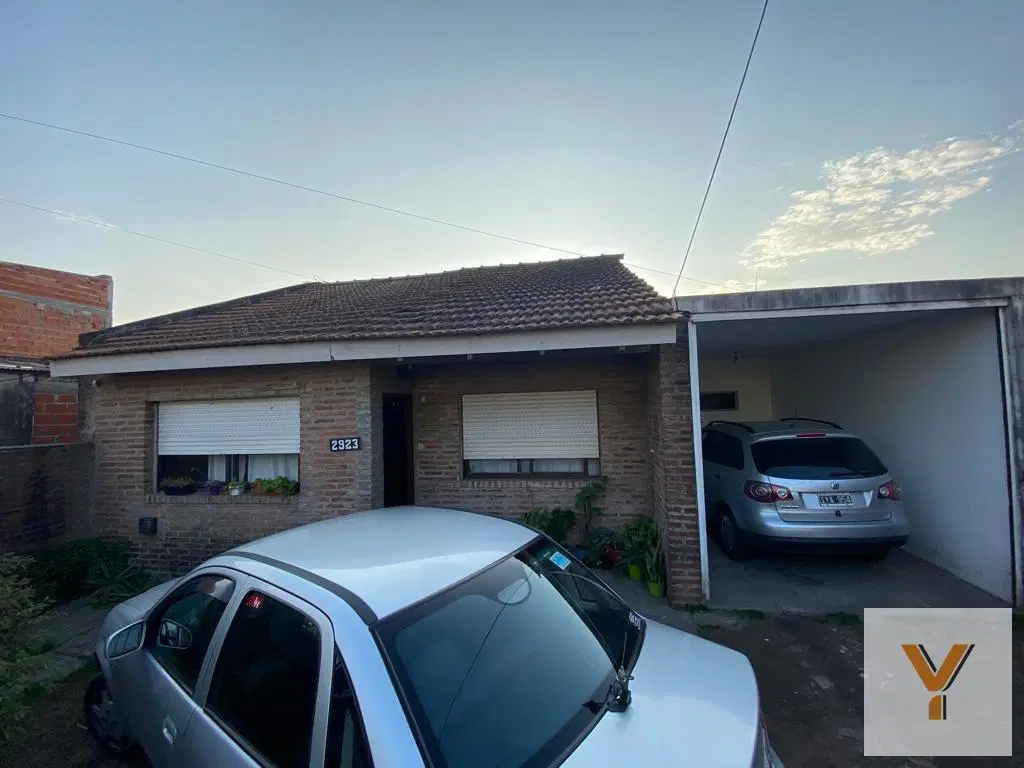 Casa en venta - 3 dormitorios 2 baños 1 cochera - 100mts2 - Los Hornos 5