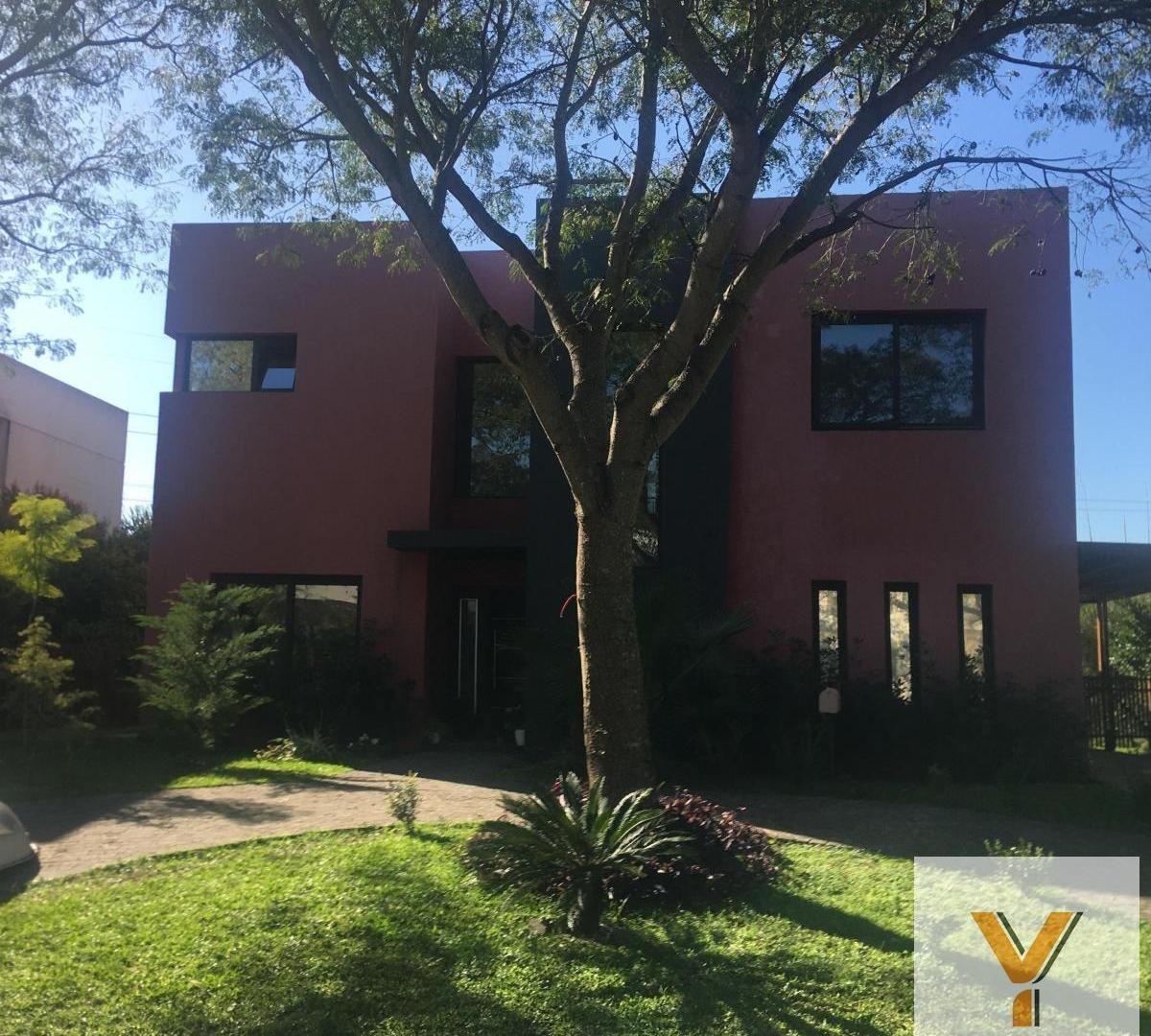 Casa en venta - 4 Dormitorios 4 Baños - Benavidez
