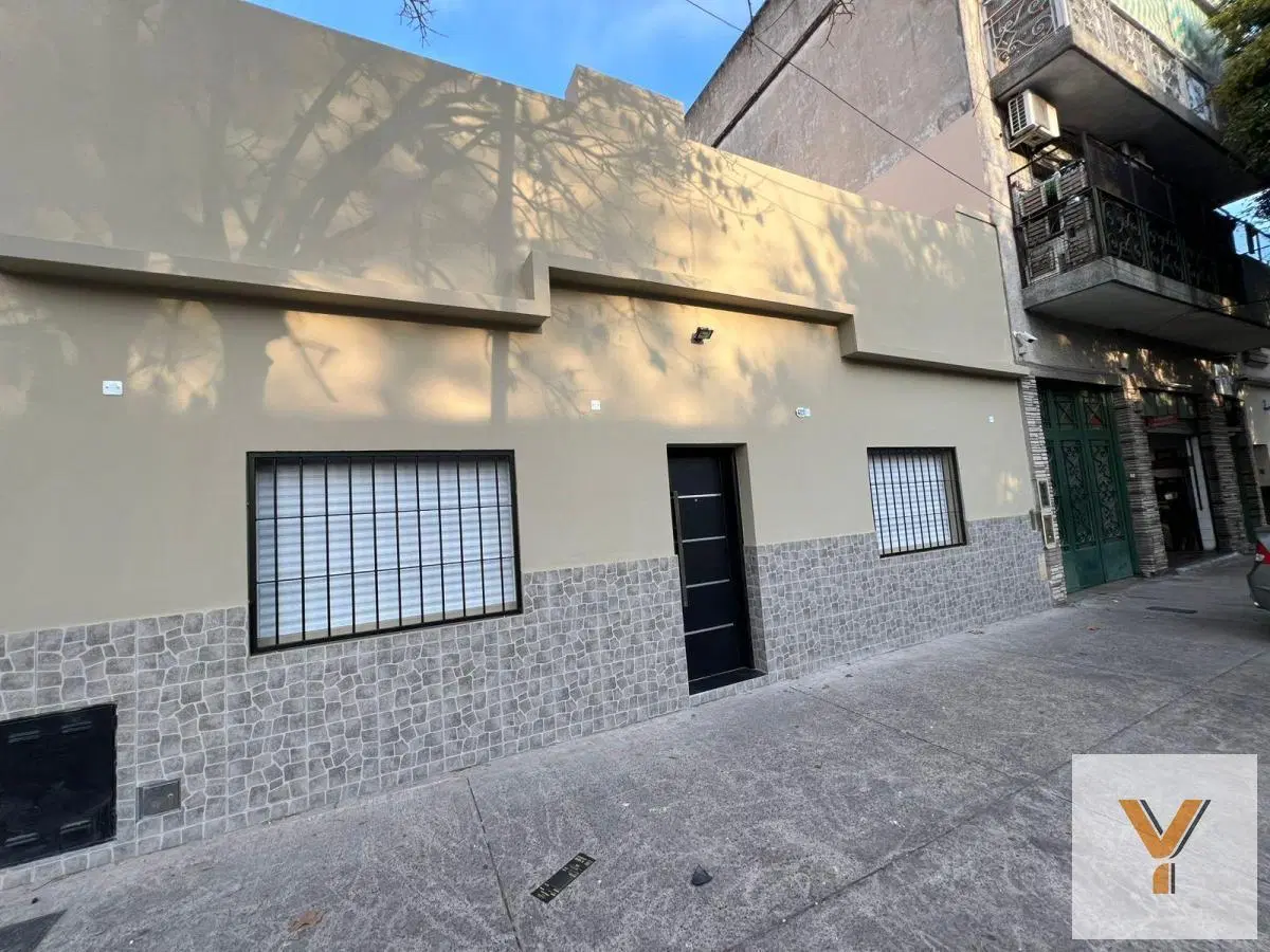 Casa en Venta - 2 Dormitorios 2 Baños - 212mts - Parque Avellaneda 3