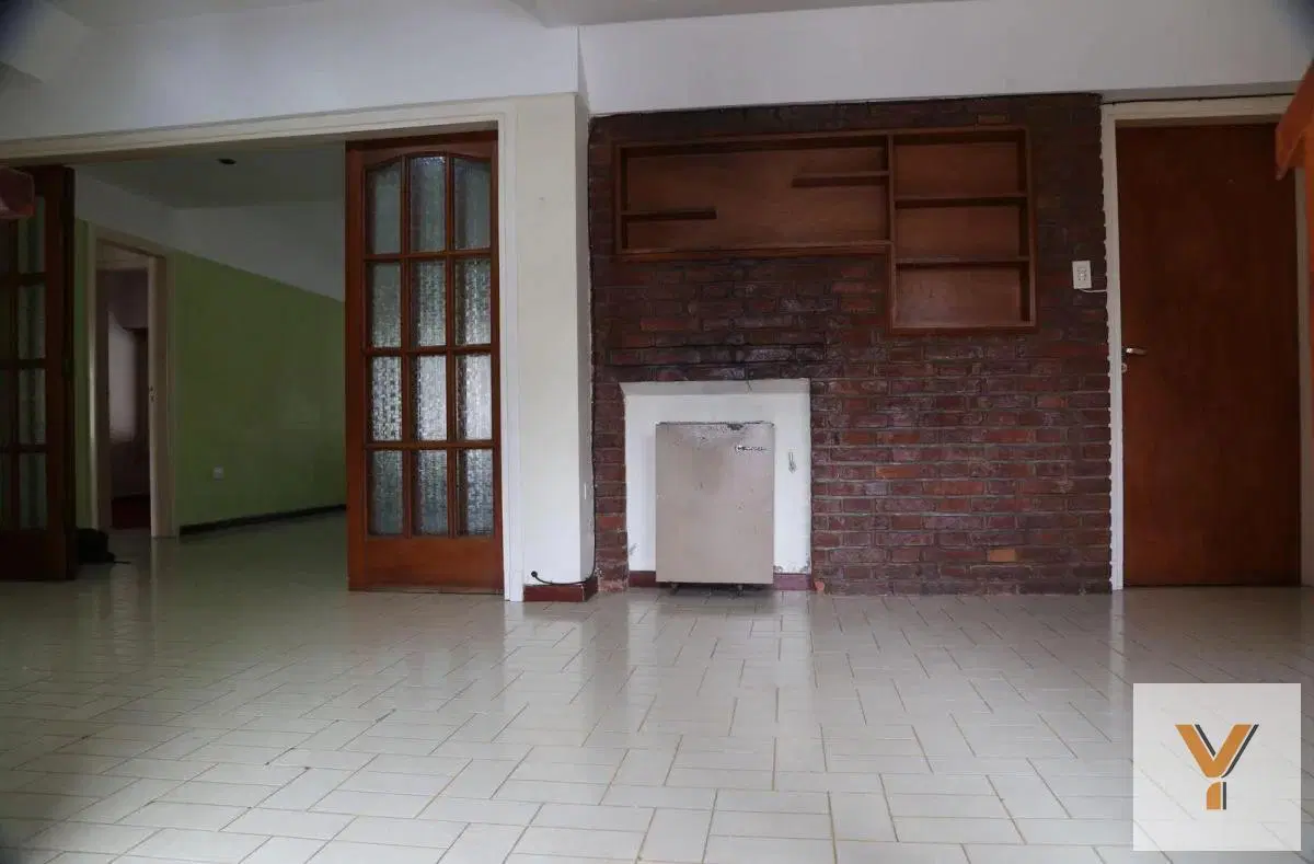 Casa en venta - 4 Dormitorios 2 Baños - Cochera - 240Mts2 - Balcarce 4