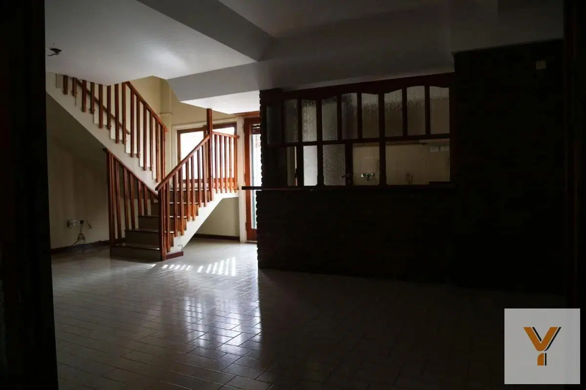 Casa en venta - 4 Dormitorios 2 Baños - Cochera - 240Mts2 - Balcarce 5