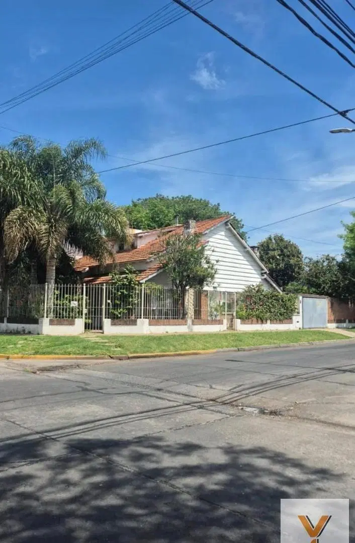 Casa en venta - 3 Dormitorios 2 Baños - San Isidro 2