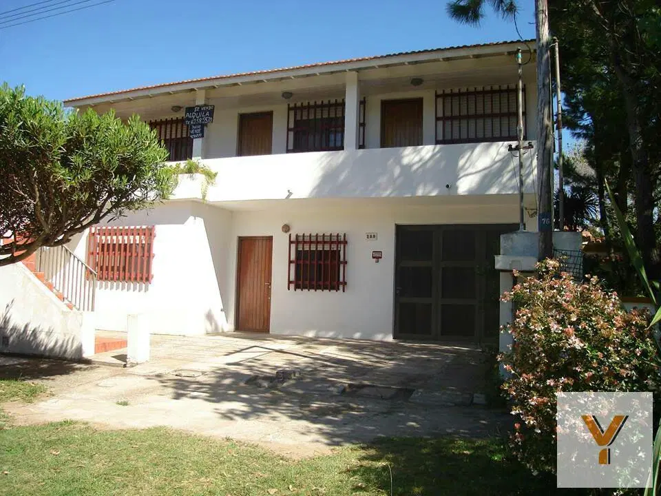 Casa en venta - 5 Dormitorios 4 Baños - Cochera - 188Mts2 - Las Toninas 2