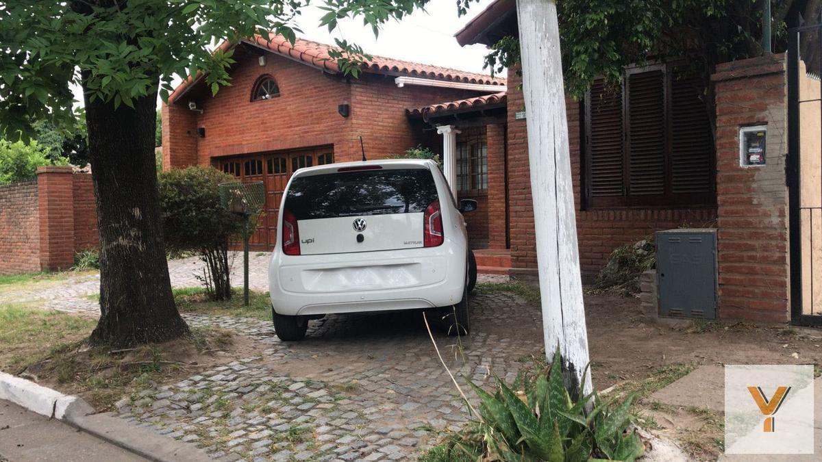 Casa en venta - 4 dormitorios 3 baños - cochera parrilla patio -600mts2 - Ciudad Evita