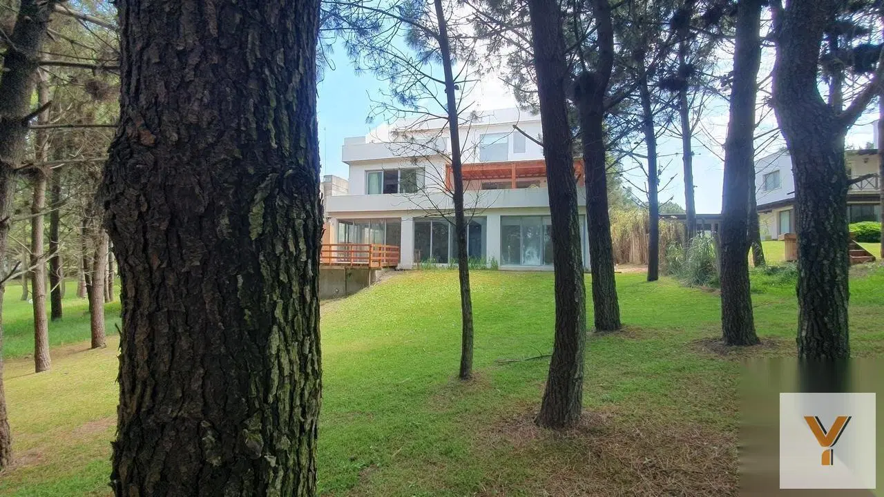 Casa en Venta - 6 Dormitorios 6 Baños - 1000mts - Costa Esmeralda 3