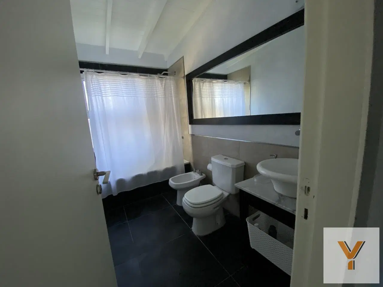 Casa en Venta - 3 Dormitorios 2 Baños - 1000mts - Costa Esmeralda 5