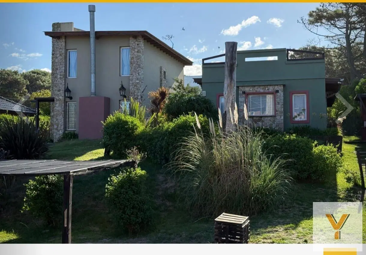 Casa en Venta - 4 Dormitorios 2 Baños - 600mts - Mar Azul 1