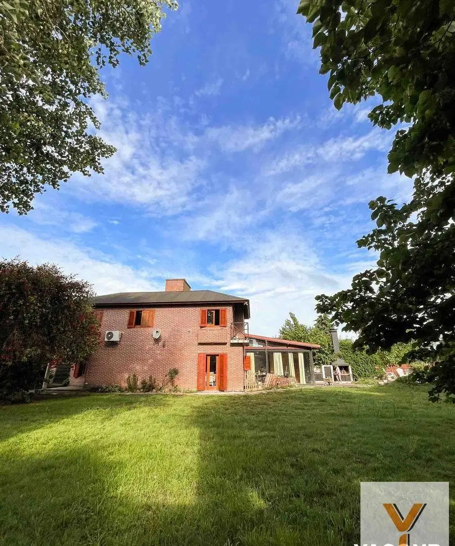 Casa en venta - 2 Dormitorios 3 Baños - Cochera - 880Mts2 - Manuel B. Gonnet 3