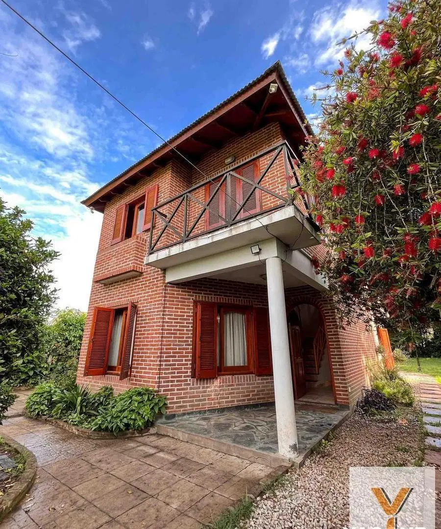 Casa en venta - 2 Dormitorios 3 Baños - Cochera - 880Mts2 - Manuel B. Gonnet 1
