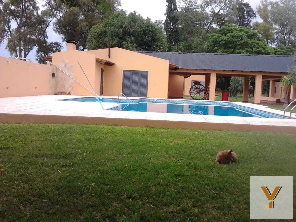 Edificio comercial en venta - 6 dormitorios 2 baños - frigorífico - 20 hectáreas - Navarro 2