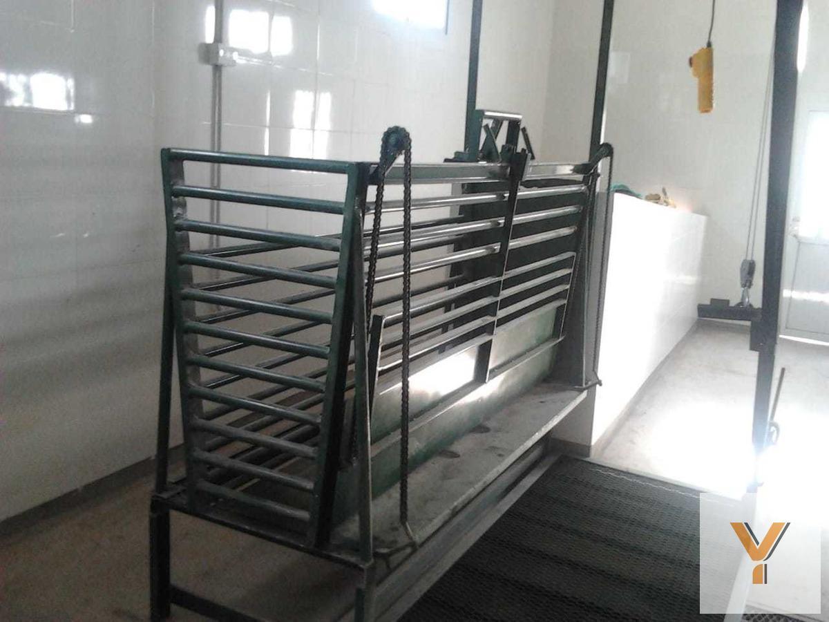 Edificio comercial en venta - 6 dormitorios 2 baños - frigorífico - 20 hectáreas - Navarro