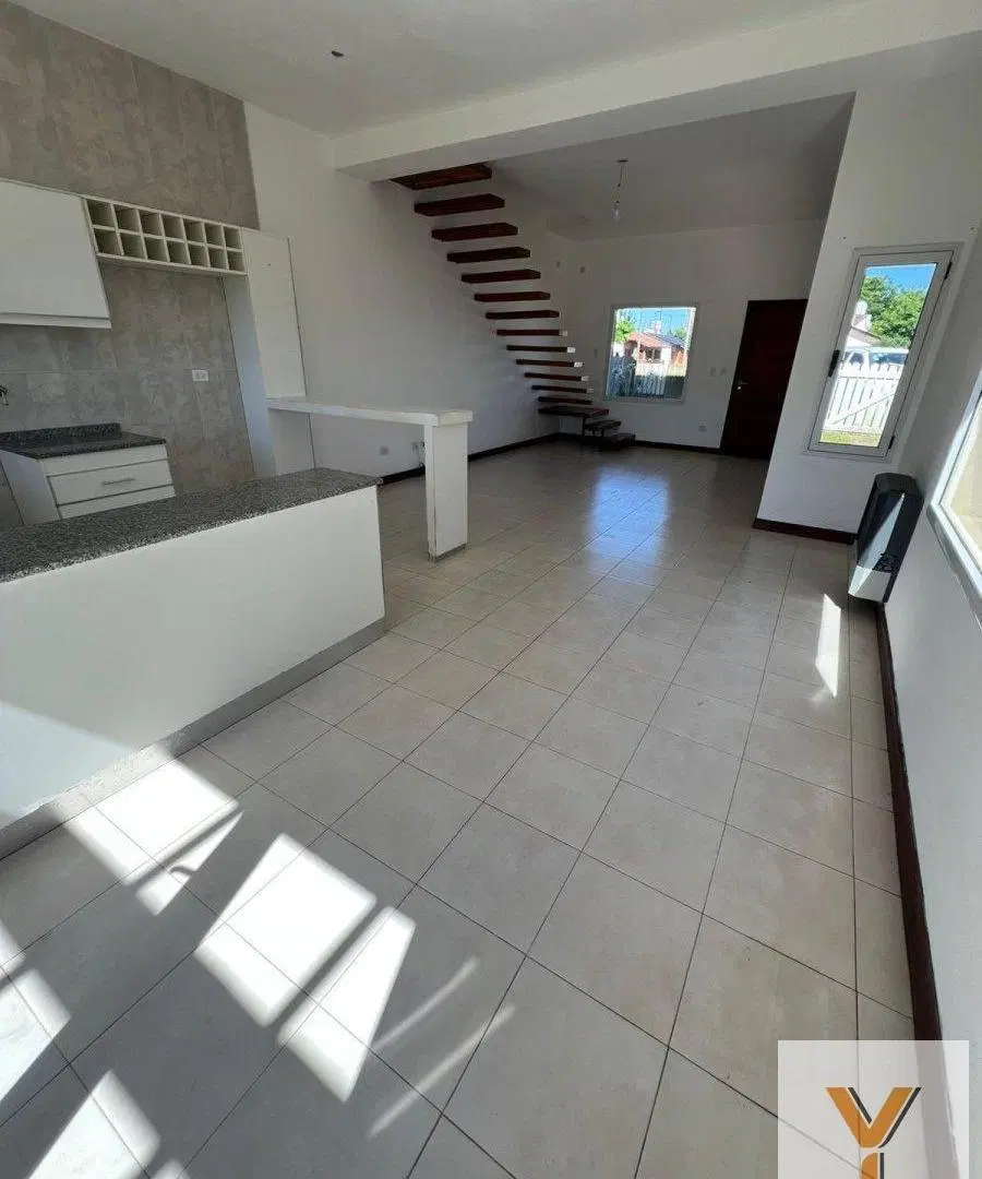 Casa en venta - 2 Dormitorios 2 Baños - 186mts2 - General Madariaga 3