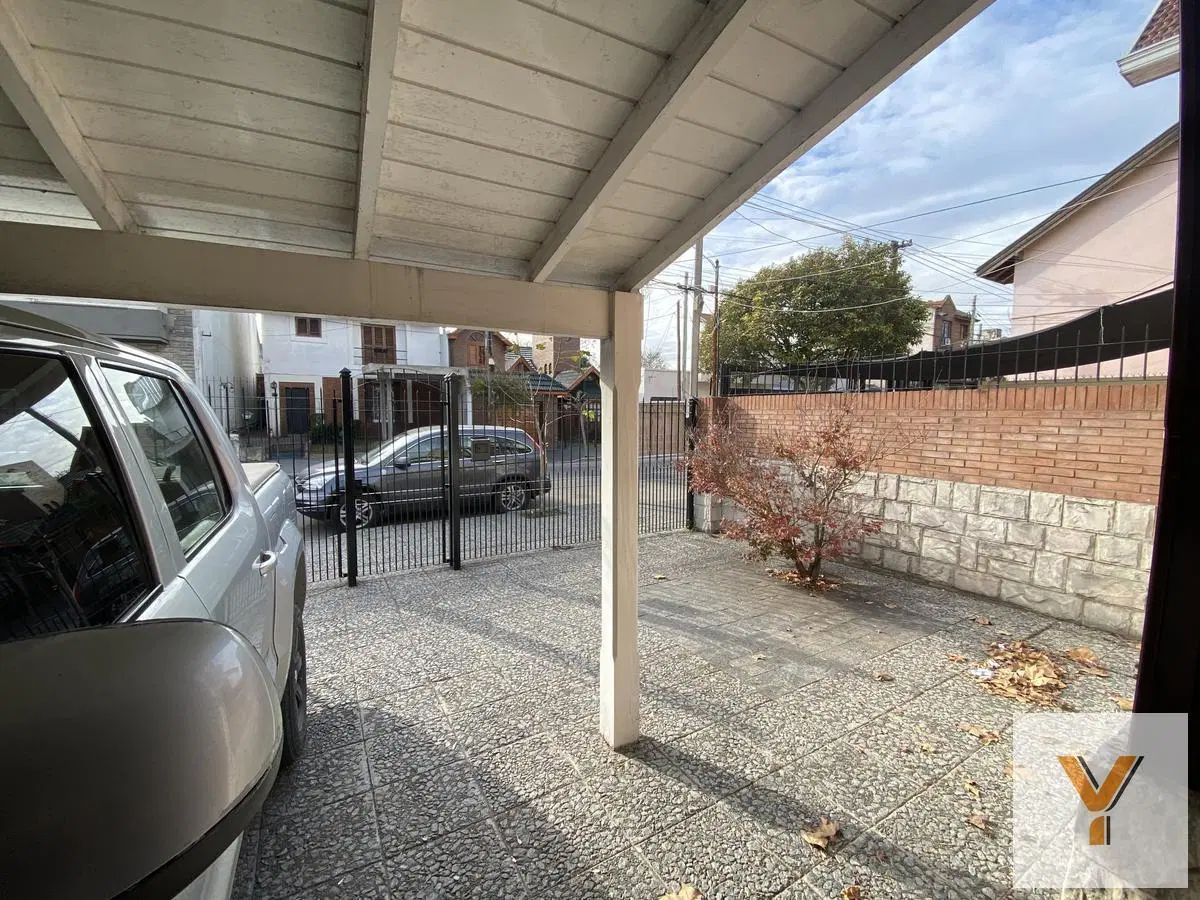 Casa en venta - 3 Dormitorios 2 Baños - Cochera - 300Mts2 - Quilmes 5
