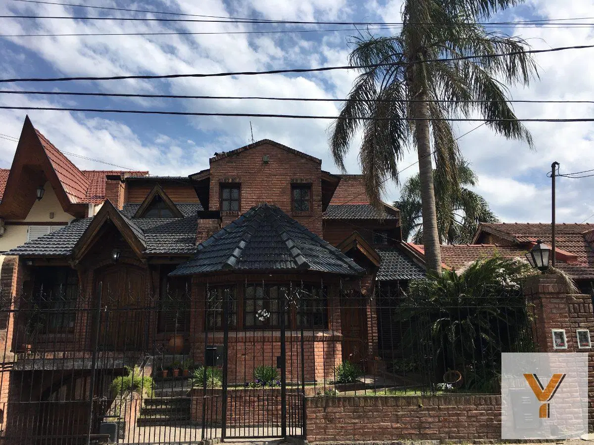 Casa en venta - 4 Dormitorios 3 Baños - Cocheras - 347Mts2 - Ituzaingó Norte 2
