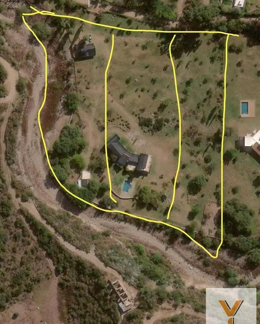 Chacra en venta - 4 Dormitorios 4 Baños - Cochera - 25.000Mts2 - Córdoba 3