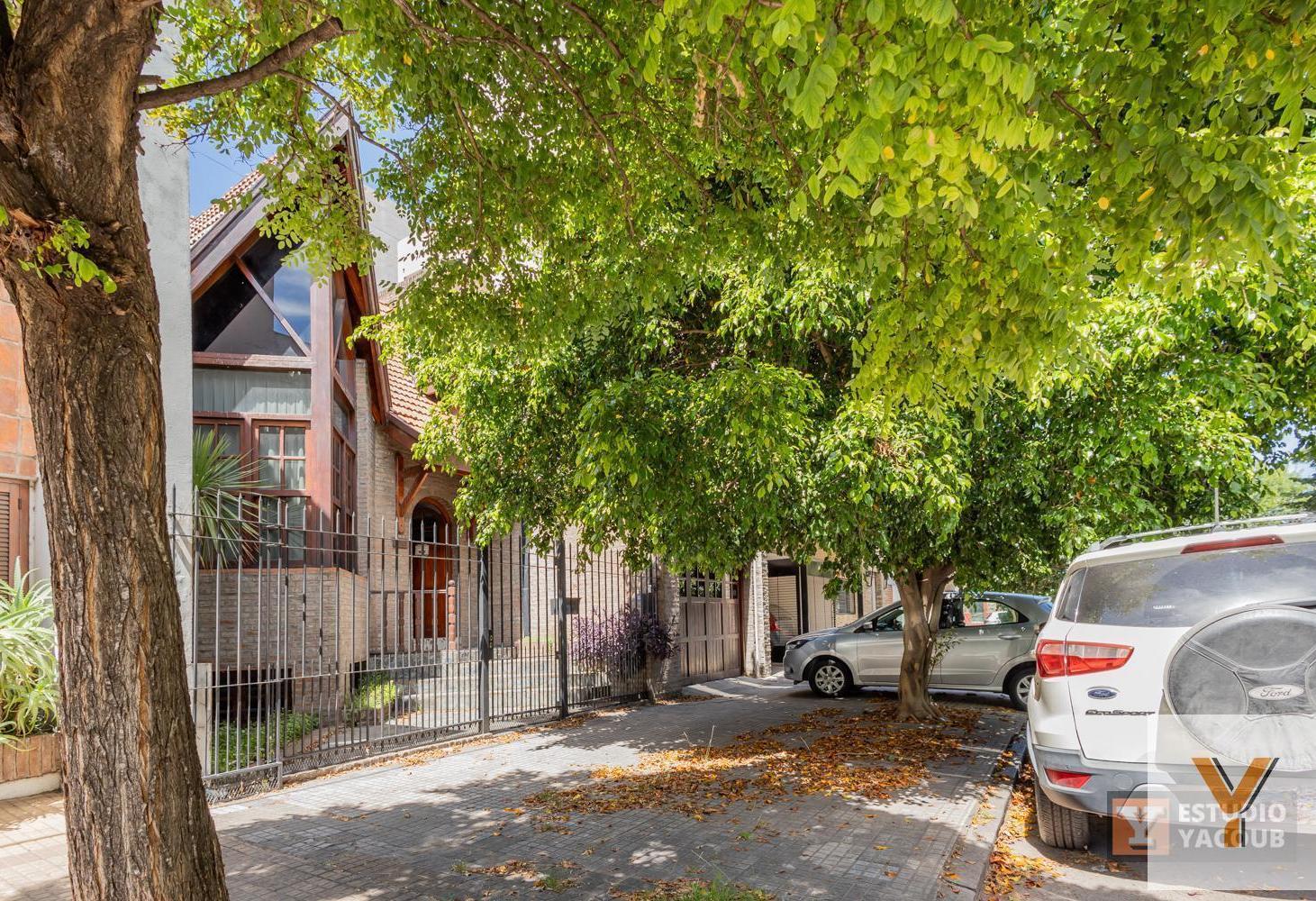 Casa en venta - 3 Dormitorios 2 Baños - Cochera - 240Mts2 - La Plata