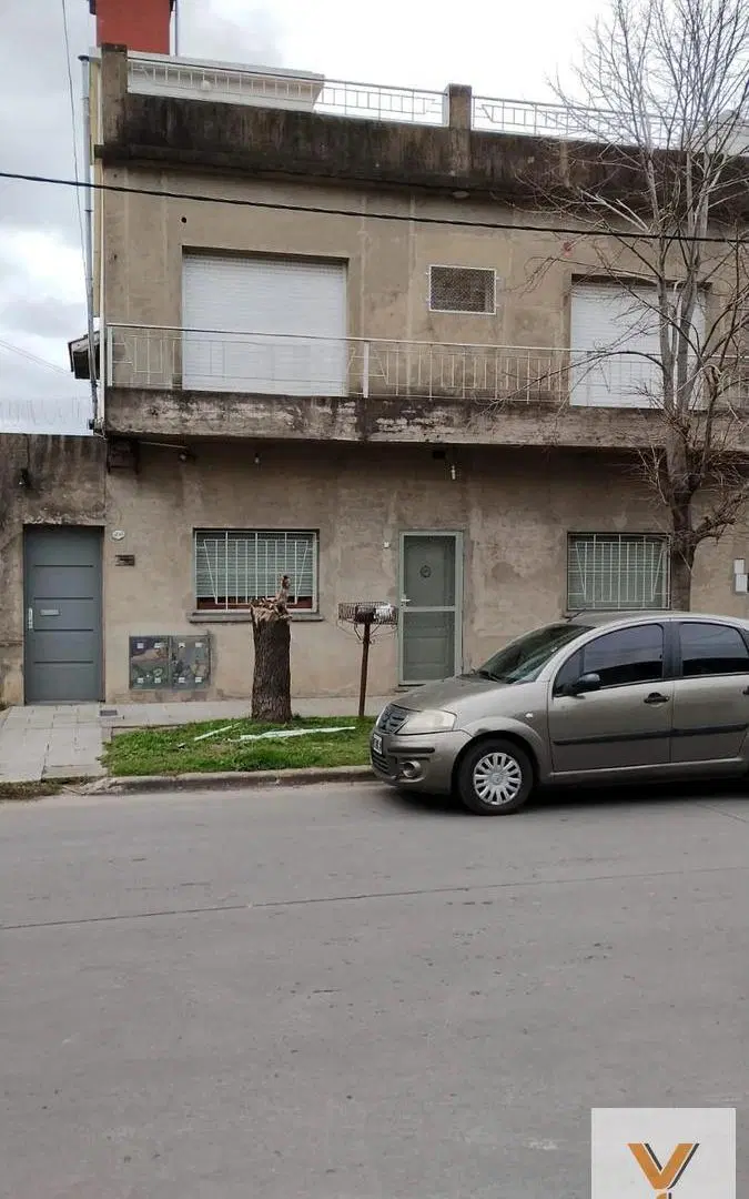 Casa en venta - 4 Dormitorios 2 Baños - 380Mts2 - Quilmes 1