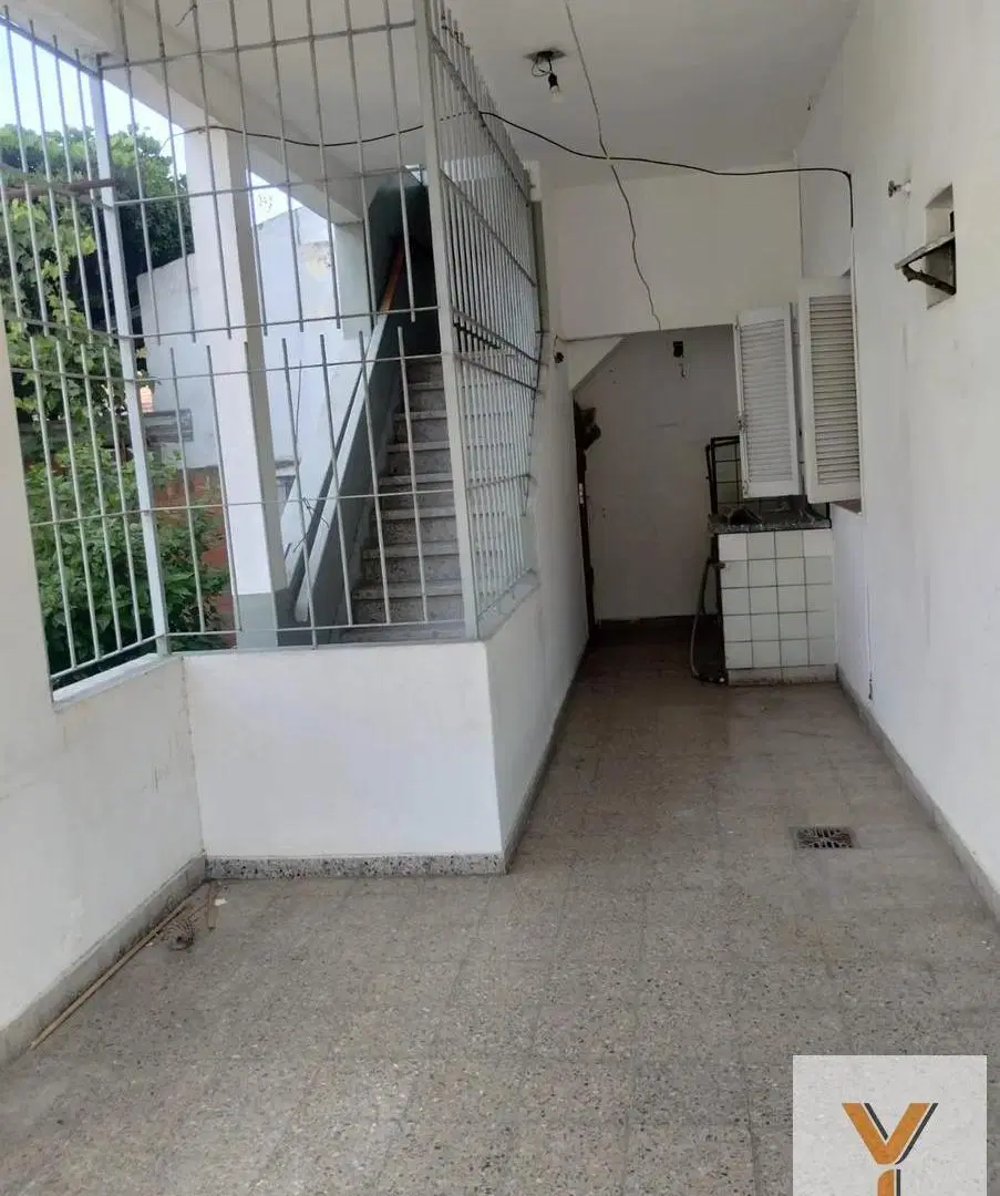 Casa en venta - 4 Dormitorios 2 Baños - 380Mts2 - Quilmes 2