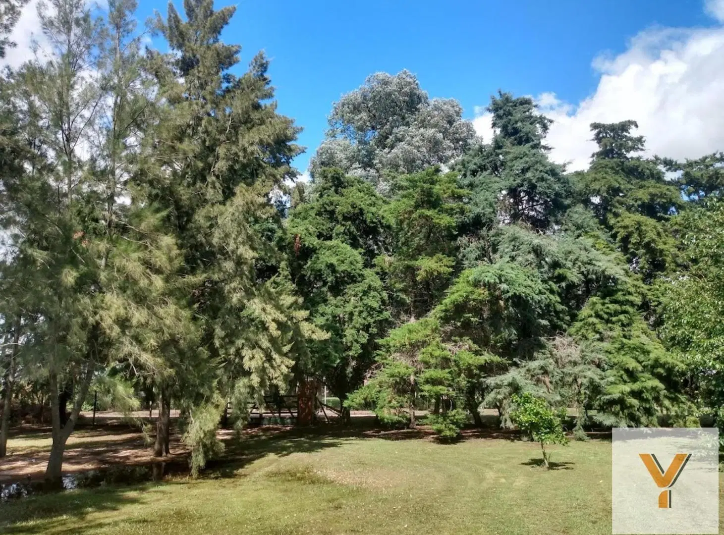 Casa en venta - 3 Dormitorios 2 Baños 2 Cocheras - 4392 mts2 - Abasto 5