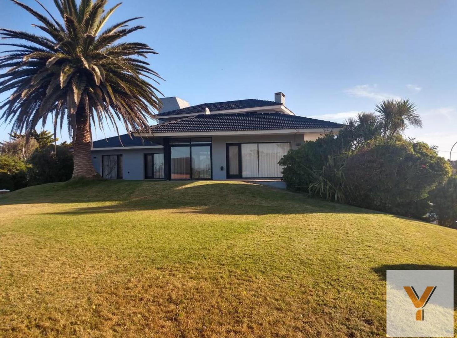 Casa en venta - 4 Dormitorios 5 Baños - Cocheras - 1.546Mts2 - Pinamar