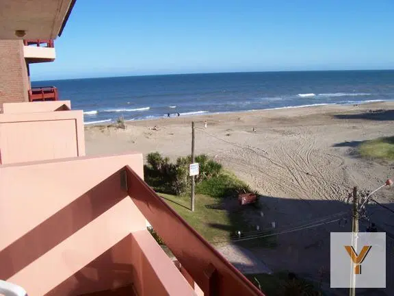 Departamento en venta - 2 dormitorios 1 baño - cochera - 68 mts2 - Villa Gesell 2