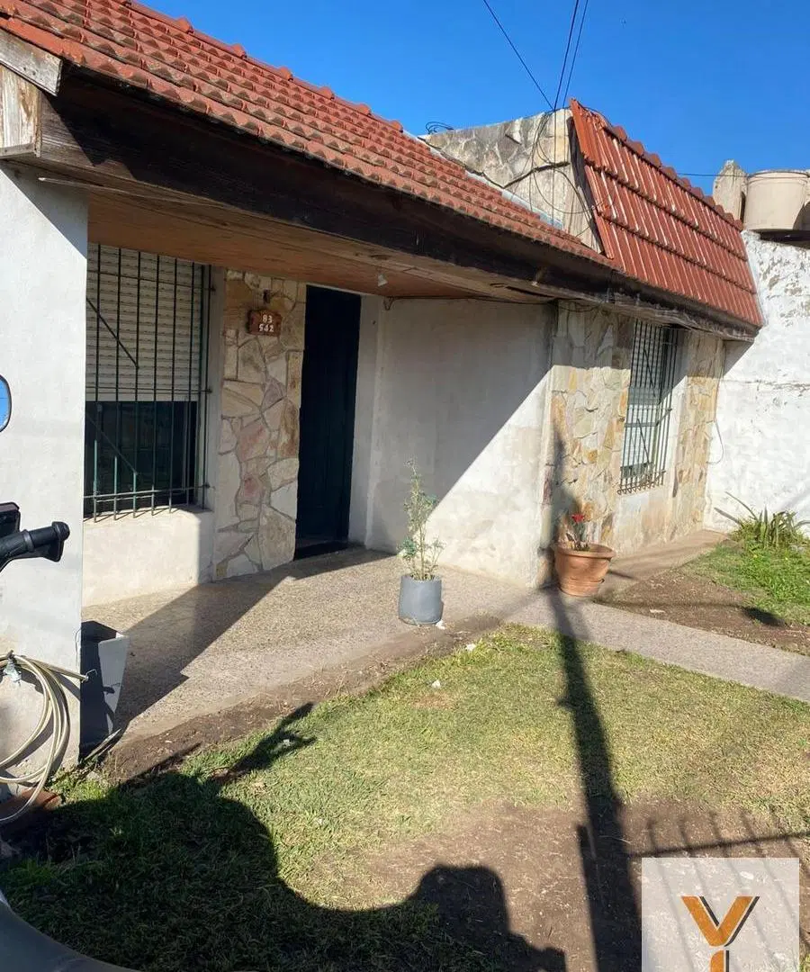 Casa en Venta - 2 Dormitorios 1 Baño - 244.6mts - La Plata 2