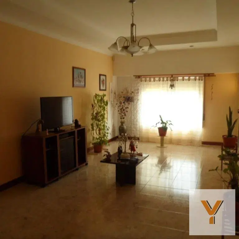 Casa en venta - 3 Dormitorios 2 Baños - Cochera - 325Mts2 - Sierra Chica 2