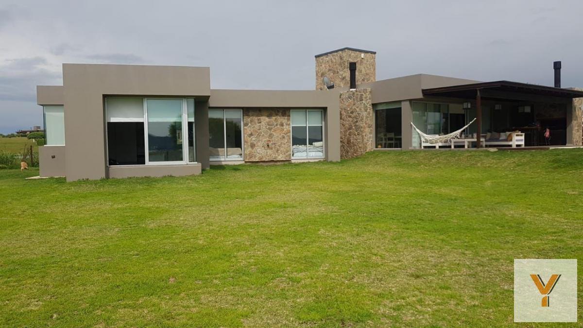 Casa en venta - 5 Dormitorios 4 Baños - Cocheras - 1.400Mts2 - Puerto del Águila, Córdoba