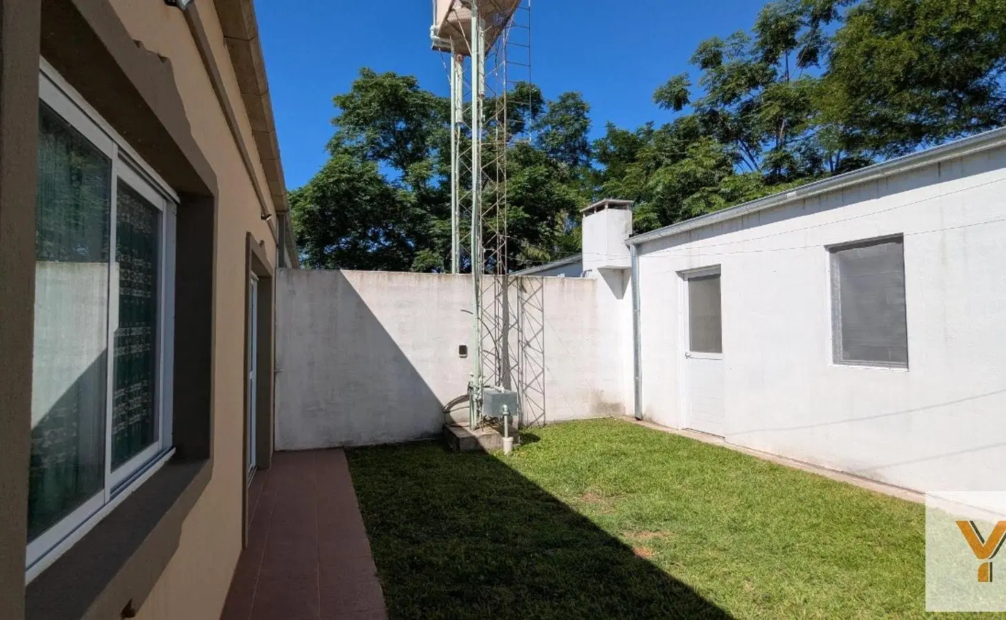 Casa en venta - 3 Dormitorios 2 Baños - 238Mts2 - Roque Perez 5