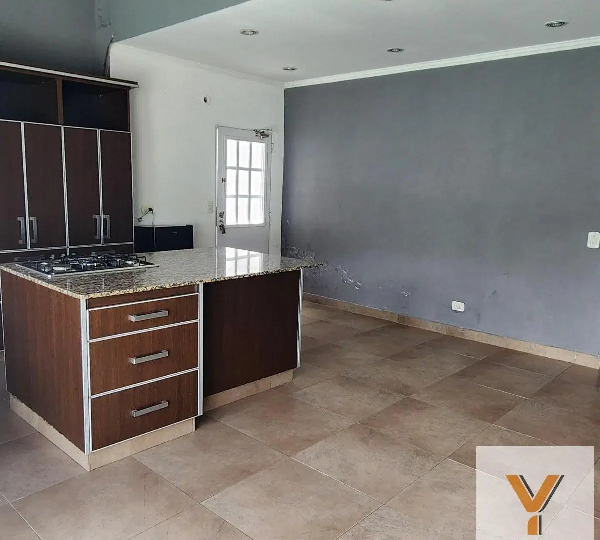 Casa en venta - 4 Dormitorios 3 Baños - Cochera - 310Mts2 - Morón 4