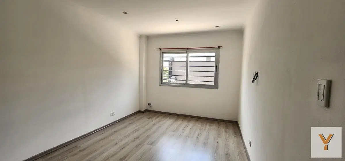 Casa en venta - 4 Dormitorios 3 Baños - Cochera - 310Mts2 - Morón 3