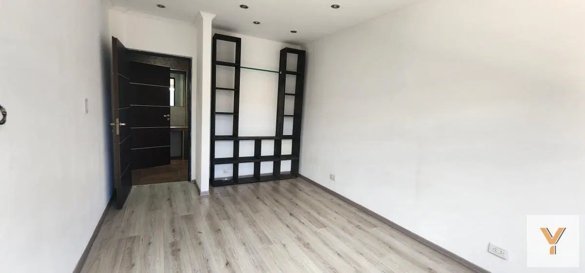 Casa en venta - 4 Dormitorios 3 Baños - Cochera - 310Mts2 - Morón 2
