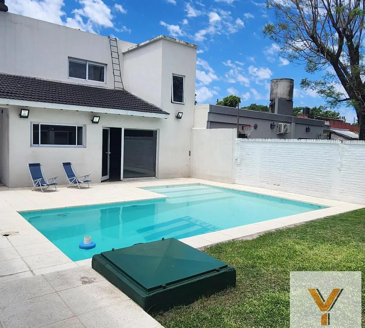Casa en venta - 4 Dormitorios 3 Baños - Cochera - 310Mts2 - Morón 1