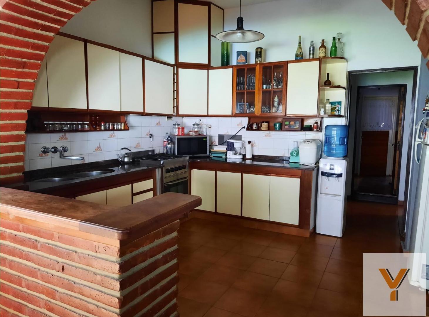Foto de Casa en venta - 3 Dormitorios 2 Baños - Cochera - 233mts2 - Hurlingham, imagen 2