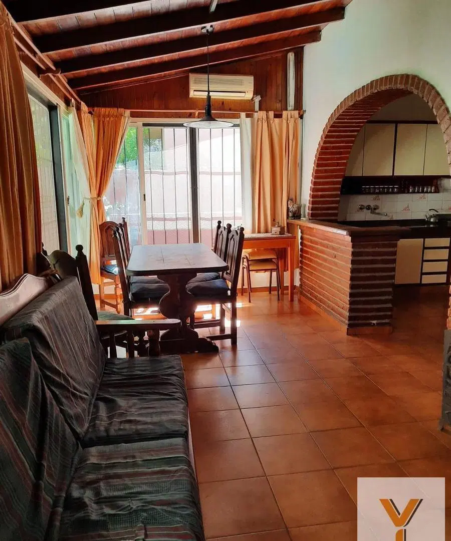 Casa en venta - 3 Dormitorios 2 Baños - Cochera - 233mts2 - Hurlingham 4