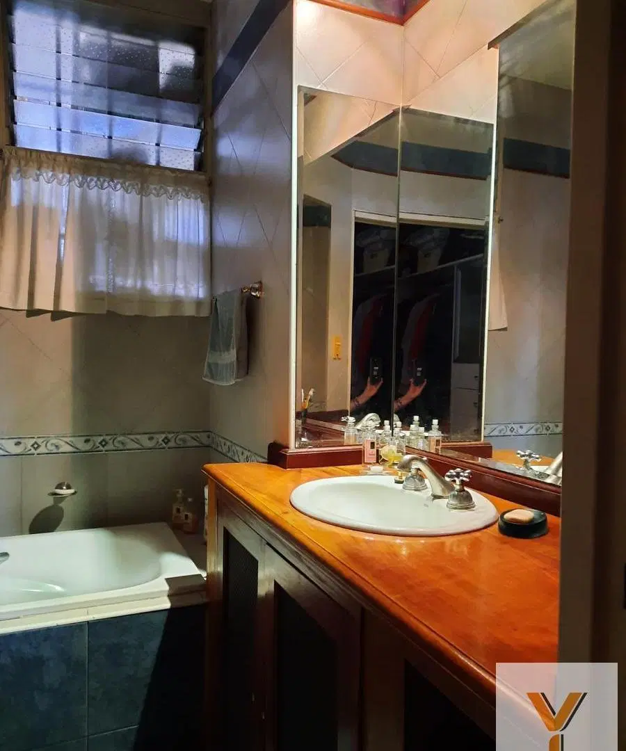 Casa en venta - 3 Dormitorios 2 Baños - Cochera - 233mts2 - Hurlingham 1