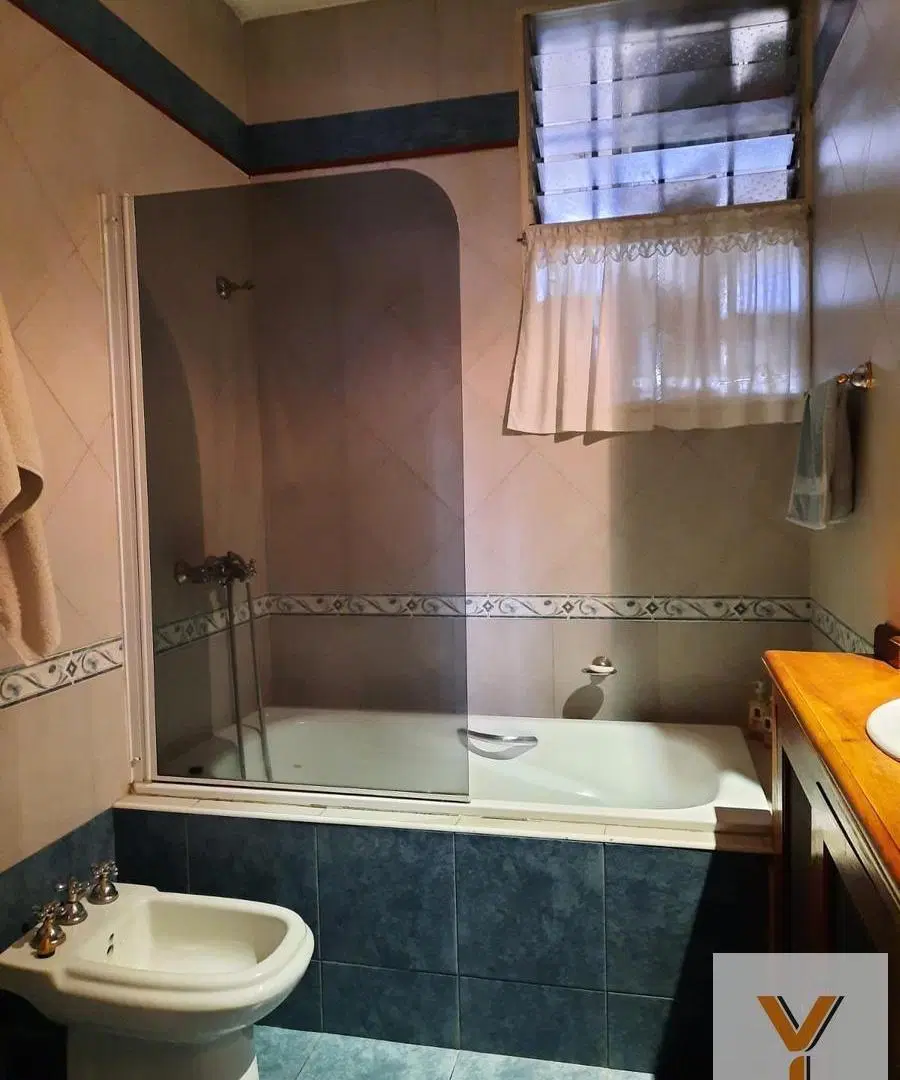 Casa en venta - 3 Dormitorios 2 Baños - Cochera - 233mts2 - Hurlingham 5
