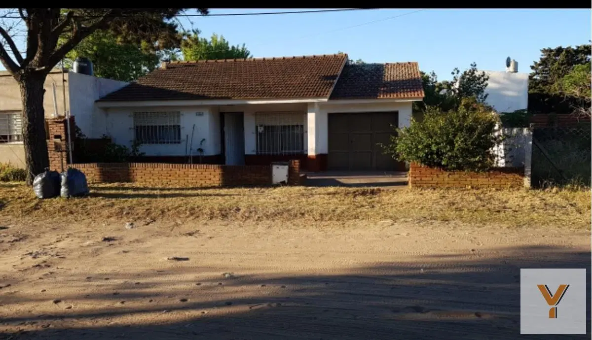 Casa en venta - 3 dormitorios 2 baños - 109mts2 - Mar Del Tuyu 2