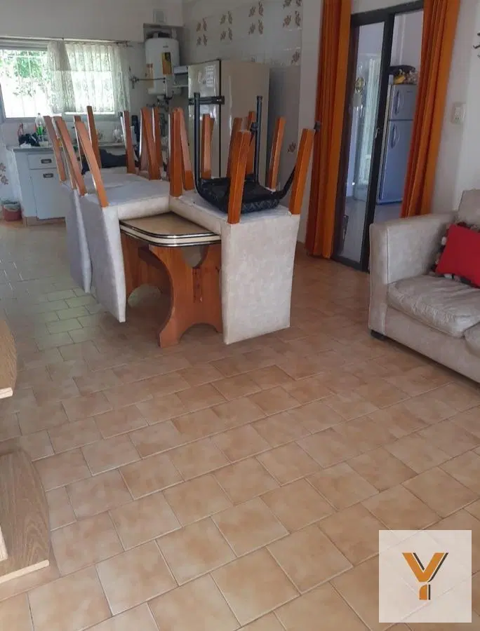 Casa en venta - 3 dormitorios 2 baños - 109mts2 - Mar Del Tuyu 3