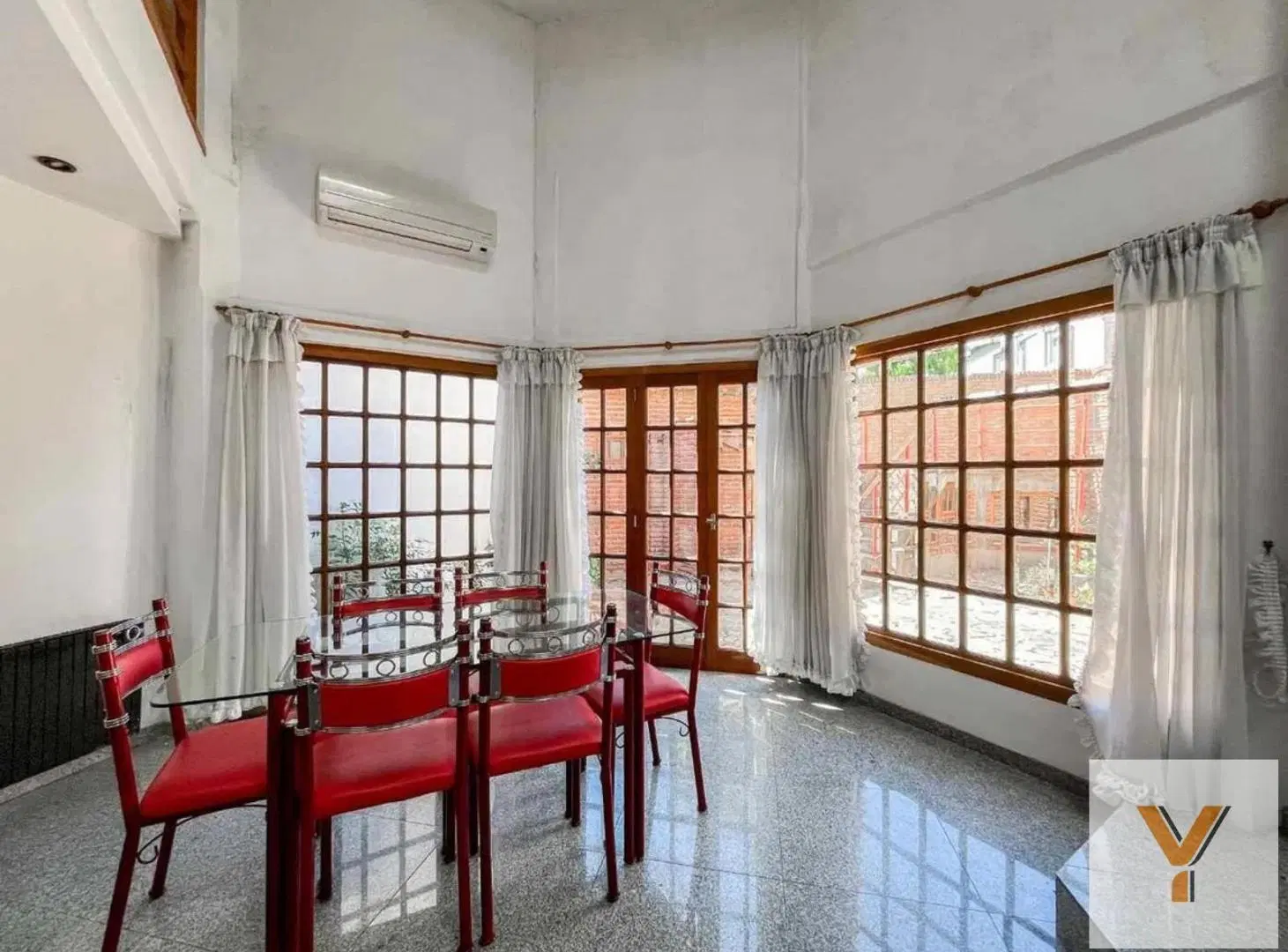 Casa en venta - 4 Dormitorios 4 Baños - La Plata 2