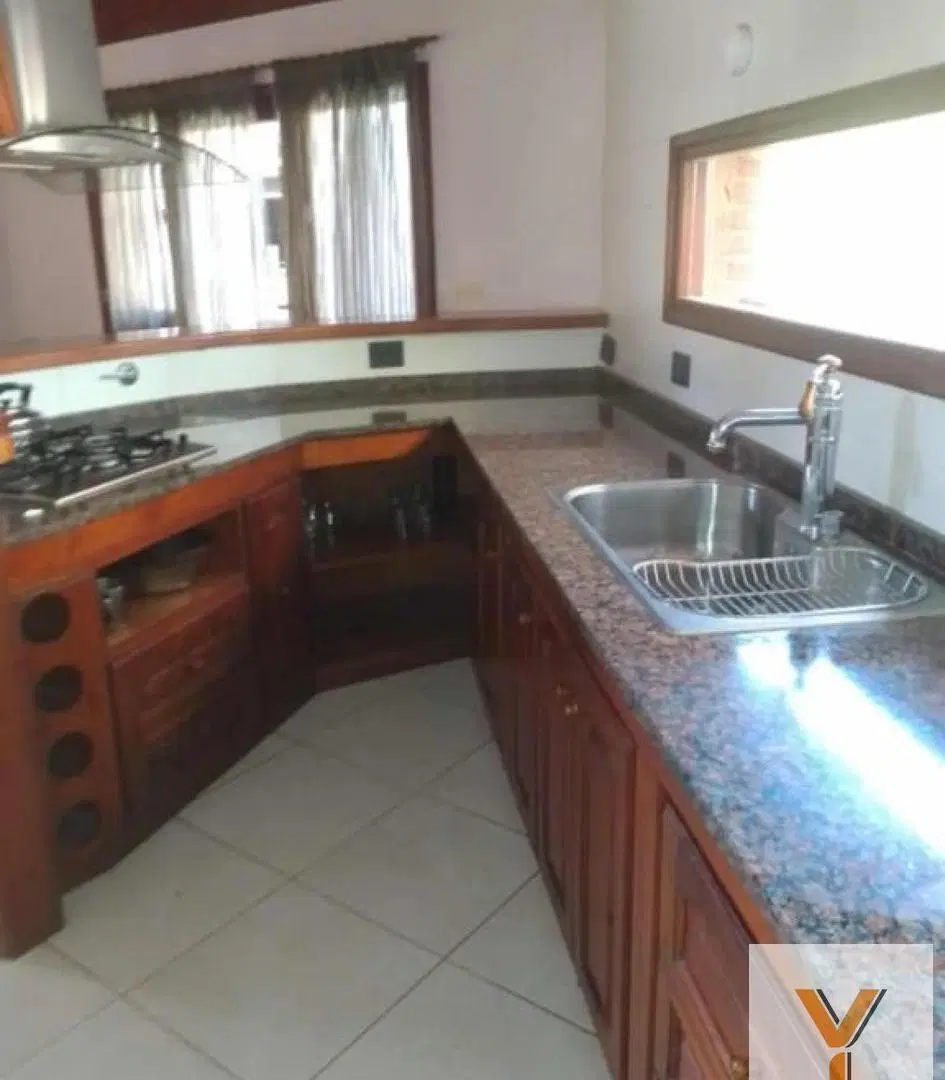 Casa en venta - 3 dormitorios 2 baños - 2 cocheras - Santa Teresita 4