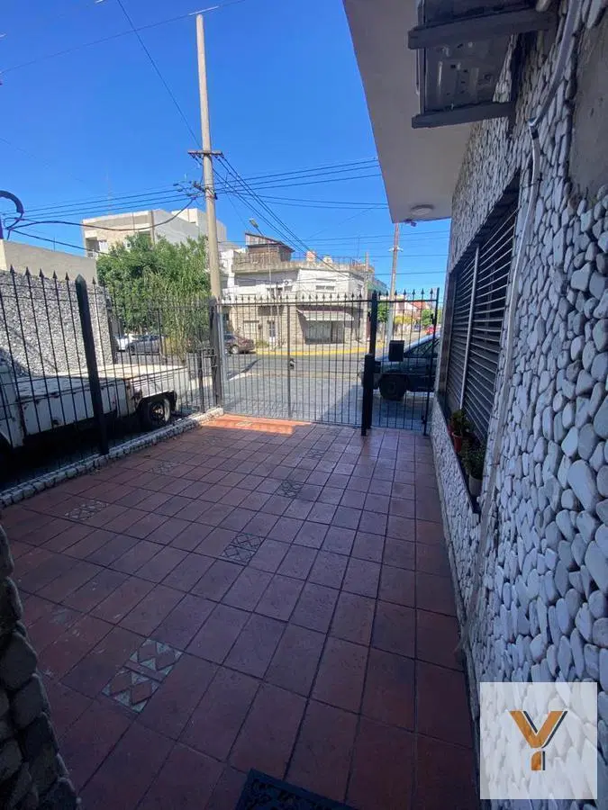 Casa en venta - 1 dormitorio 1 baño - patio y terraza - 208mts2 - Ramos Mejia 1