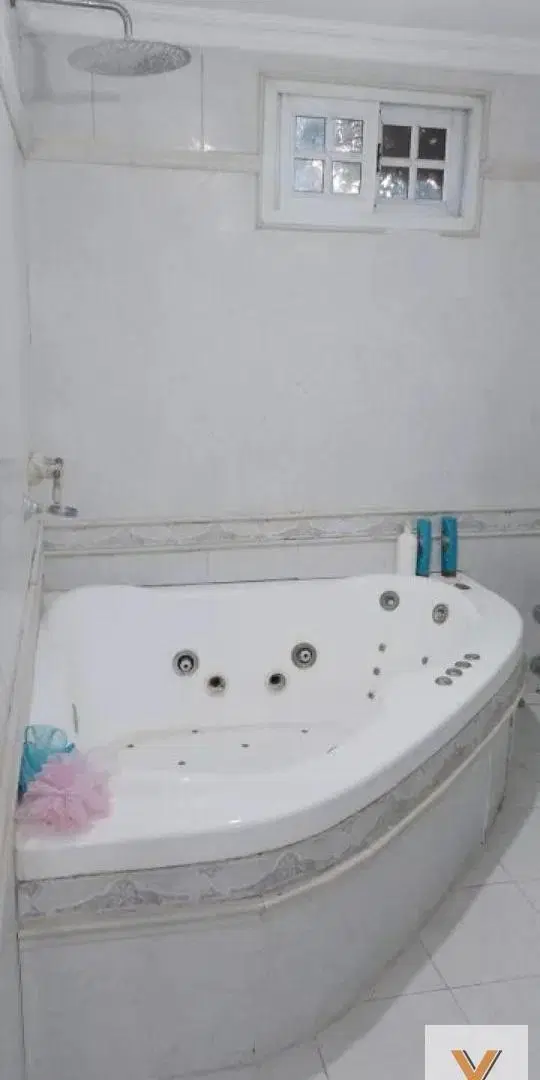 Casa en venta - 4 Dormitorios 3 Baños - Cocheras - 900Mts2 - Bella Vista 1