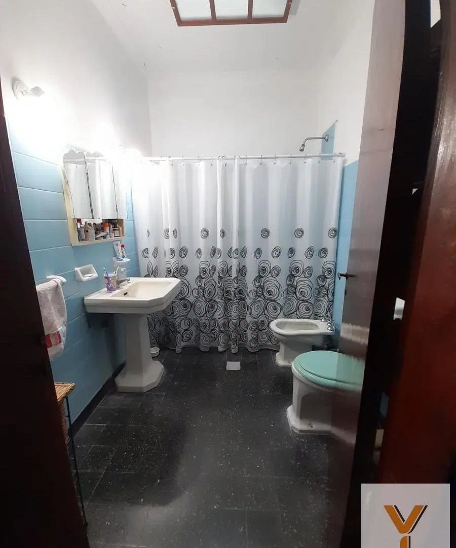 Casa en venta - 2 Dormitorios 1 Baño - 216Mts2 - Los Hornos 2